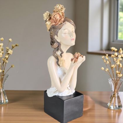 ФИГУРА ЖЕНА - КРАЛИЦА НА ЦВЕТЯТА