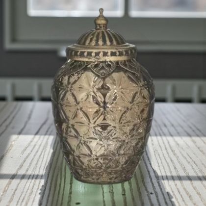 СТЪКЛЕН СВЕЩНИК С МЕТАЛЕН КАПАК - ОТБЛЯСЪЦИ В НОЩТА