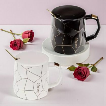 ЧАША С КАПАЧЕ И ЛЪЖИЧКА - ЧЕРНО-БЯЛА СТРАСТ