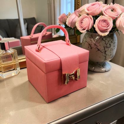 КУТИЯ ЗА БИЖУТА С МЕХАНИЗЪМ НА ЧЕКМЕДЖЕТАТА - ЖЕНСКО СЪКРОВИЩЕ