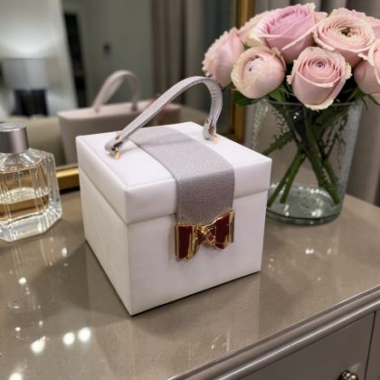 КУТИЯ ЗА БИЖУТА С МЕХАНИЗЪМ НА ЧЕКМЕДЖЕТАТА - ЖЕНСКО СЪКРОВИЩЕ