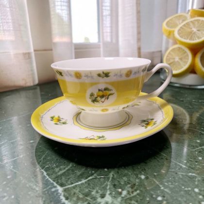КОМПЛЕКТ ЧАША И ЧИНИЙКА ЗА КАФЕ / ЧАЙ - ЛИМОНИ, ЛИМОНАДА, ЛИМОНЧЕЛО