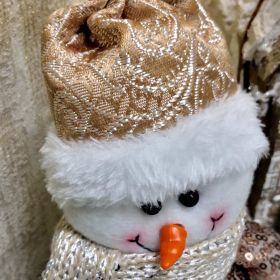 ТЕКСТИЛНА СЕДЯЩА ФИГУРА СНЕЖКО  - ЗЛАТНИ НИШКИ