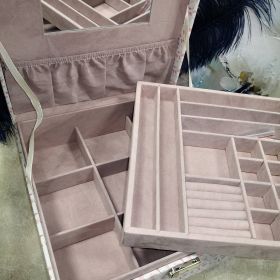 КУТИЯ ЗА БИЖУТА - ПАРИЖ, ЛЮБОВ И ОЩЕ НЕЩО