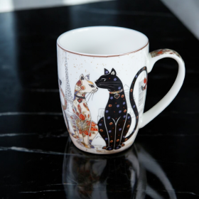 ПОРЦЕЛАНОВА ЧАША С ЛЪЖИЧКА - ЧЕРНА КОТКА,БЯЛ КОТАРАК 
