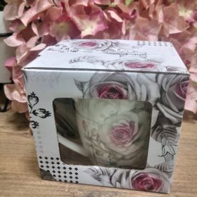 ЧАША С ЛЪЖИЧКА В ПОДАРЪЧНА КУТИЯ - ЦВЕТНА 