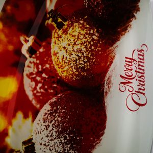 СТЪКЛЕНА КОЛЕДНА КУПА 24см - ЗАСКРЕЖЕНИ ТОПКИ В СНЕГА