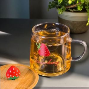 СТЪКЛЕНА ЧАША С ДЕКОРАЦИЯ ЯГОДА - ВКУСЪТ НА СТРАСТТА