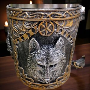 ЧАША С РЕЛЕФ НА ГЛАВА НА ВЪЛК - ДИВОТО ЗОВЕ