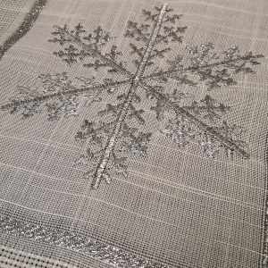 БРОДИРАНА КОЛЕДНА ПОКРИВКА 150см*220см - СРЕБЪРНИ СНЕЖИНКИ В ПРАЗНИЧНАТА НОЩ