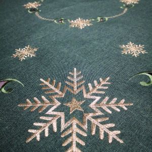 КОЛЕДНО КАРЕ С БРОДЕРИЯ 90см*90см - ЗЛАТНИ СНЕЖИНКИ В ГОРАТА