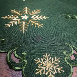 КОЛЕДНО КАРЕ С БРОДЕРИЯ 90см*90см - ЗЛАТНИ СНЕЖИНКИ В ГОРАТА