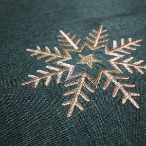 КОЛЕДНО КАРЕ С БРОДЕРИЯ 90см*90см - ЗЛАТНИ СНЕЖИНКИ В ГОРАТА