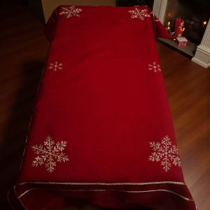 КОЛЕДНА ПОКРИВКА С БРОДЕРИЯ 130см*180см - ЗЛАТНИ СНЕЖИНКИ