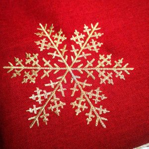 КОЛЕДНА ПОКРИВКА С БРОДЕРИЯ 130см*180см - ЗЛАТНИ СНЕЖИНКИ
