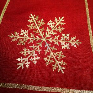 КОЛЕДНА ПОКРИВКА С БРОДЕРИЯ 130см*180см - ЗЛАТНИ СНЕЖИНКИ