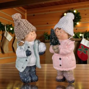 ФИГУРКА ДЕТЕ МОМИЧЕ - ИГРИ В СНЕГА