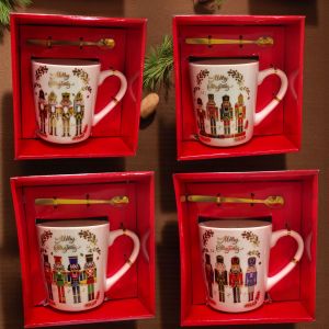 КОЛЕДНА ЧАША С ЛЪЖИЧКА В ПОДАРЪЧНА КУТИЯ - ЛЕШНИКОТРОШАЧКАТА