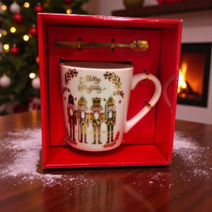 КОЛЕДНА ЧАША С ЛЪЖИЧКА В ПОДАРЪЧНА КУТИЯ - ЛЕШНИКОТРОШАЧКАТА