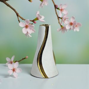 СТИЛЕН СВЕЩНИК ЗА КОНУСНА СВЕЩ 24см - ИЗКУСТВО В БЯЛО И ЗЛАТО