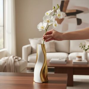 КОМПЛЕКТ ВАЗА И СВЕЩНИК - ИЗКУСТВО В БЯЛО И ЗЛАТНО