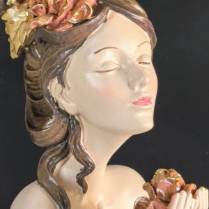 ФИГУРА ЖЕНА - КРАЛИЦА НА ЦВЕТЯТА