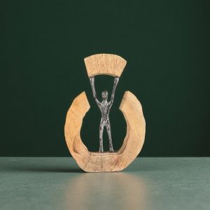 АРТ СТАТУЕТКА ДЪРВО И МЕТАЛ - БЯГСТВО ОТ ОГРАНИЧЕНИЯТА