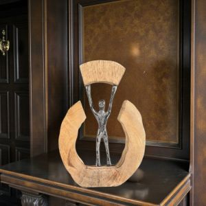 АРТ СТАТУЕТКА ДЪРВО И МЕТАЛ - БЯГСТВО ОТ ОГРАНИЧЕНИЯТА