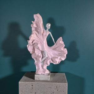 СТАТУЕТКА НА ЖЕНА - ТАНЦ С ВЯТЪРА