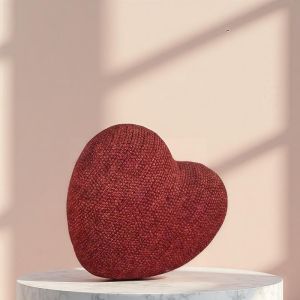 ФИГУРКА ЧЕРВЕНО СЪРЦЕ - ЛЮБОВ БЕЗЦЕННА