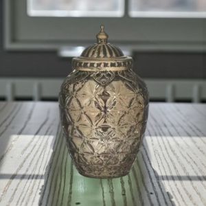 СТЪКЛЕН СВЕЩНИК С МЕТАЛЕН КАПАК - ОТБЛЯСЪЦИ В НОЩТА