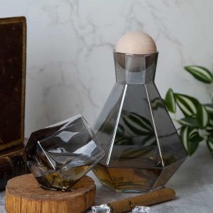 СЕТ ЗА УИСКИ 7 ЧАСТИ С НАКЛОНЕНИ ЧАШИ /гарафа+6 чаши/ - НЮАНСИ НА ПУШЕК