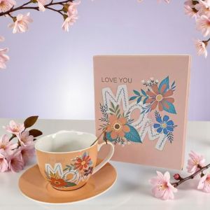 ПОДАРЪЧЕН КОМПЛЕКТ ЧАША, ЧИНИЙКА И ЛЪЖИЧКА - ОБИЧАМ ТЕ, МАМО