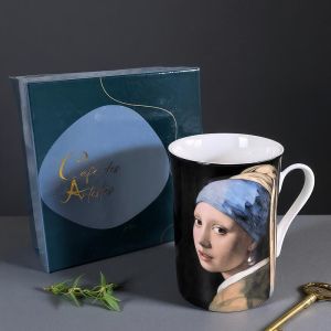 ПОРЦЕЛАНОВА ЧАША В ПОДАРЪЧНА КУТИЯ ПО КАРТИНА НА ВЕРМЕЕР  - МОМИЧЕТО С ПЕРЛЕНАТА ОБИЦА