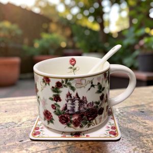 КОМПЛЕКТ ЧАША/ЛЪЖИЧКА И ПОДЛОЖКА - ЛЮБОВЕН ЗАМЪК ОТ РОЗИ