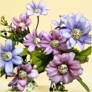 БУКЕТЧЕ ОТ НЕЖНИ МАРГАРИТКИ -  ПРОЛЕТНИ УТРИНИ