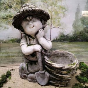 ГРАДИНСКА КАШПА С ФИГУРА МОМЧЕ 45см - ГРАДИНАТА НА ДЕТСТВОТО