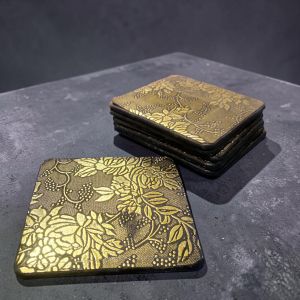 ПОДЛОЖКИ ЗА ЧАШИ КОМПЛЕКТ ОТ 6 броя КВАДРАТНИ - ЗЛАТНИ ОТЛЯСЪЦИ