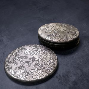 ПОДЛОЖКИ ЗА ЧАШИ КОМПЛЕКТ ОТ 6 броя КРЪГЛИ - СРЕБЪРНИ ОТЛЯСЪЦИ