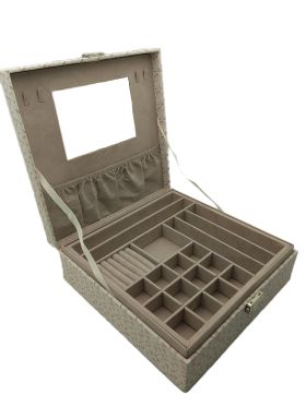 КУТИЯ ЗА БИЖУТА - ПАРИЖ, ЛЮБОВ И ОЩЕ НЕЩО